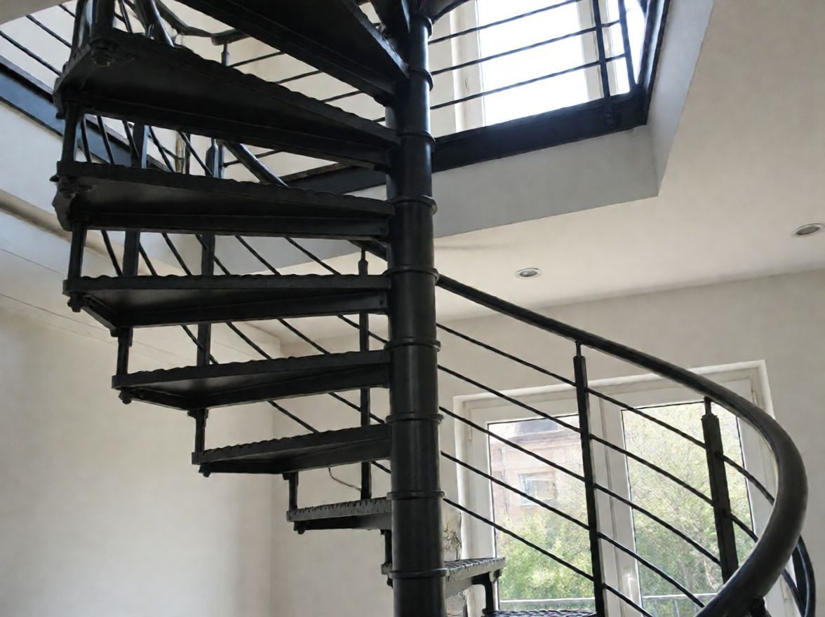 Metalowe schody spiralne z poręczami